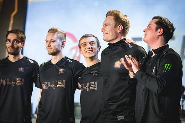 Fnatic standing victorious with their superstar midlaner Caps - credit LoLEsports
