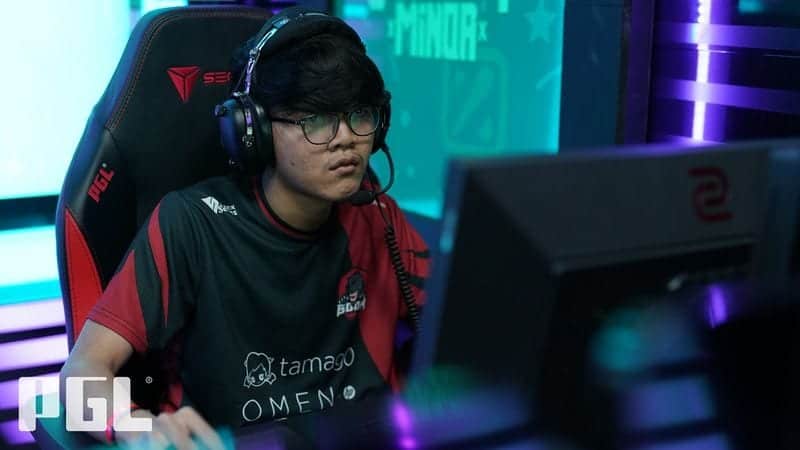 Boom ID Player Mikoto, seated in front of a PC monitor 