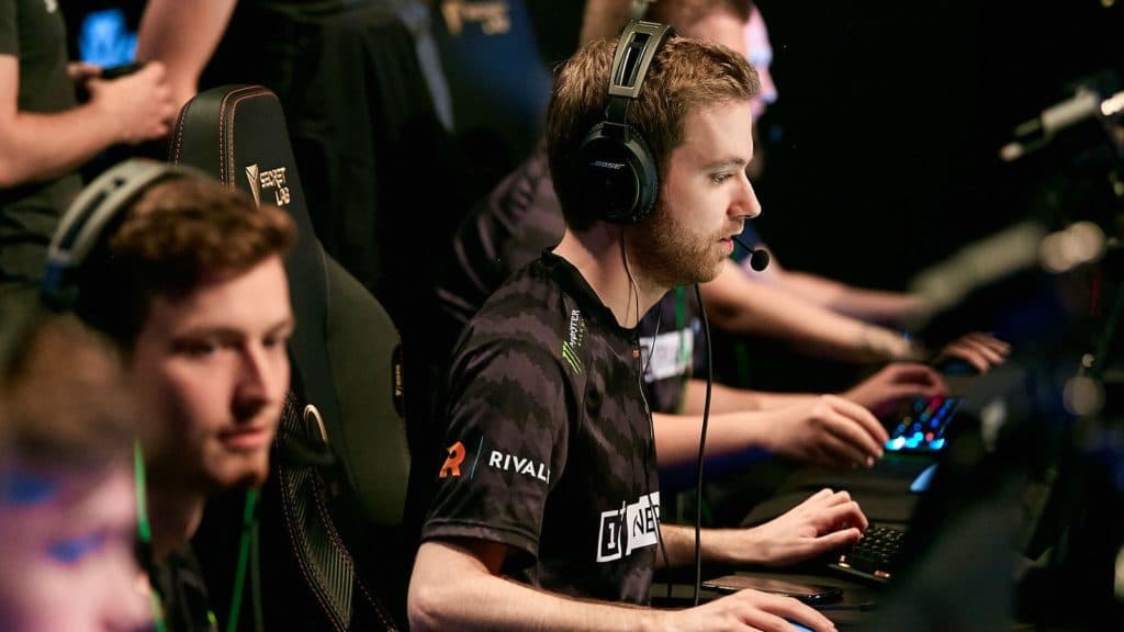 CSGO: Fnatic Bench Xizt and Twist