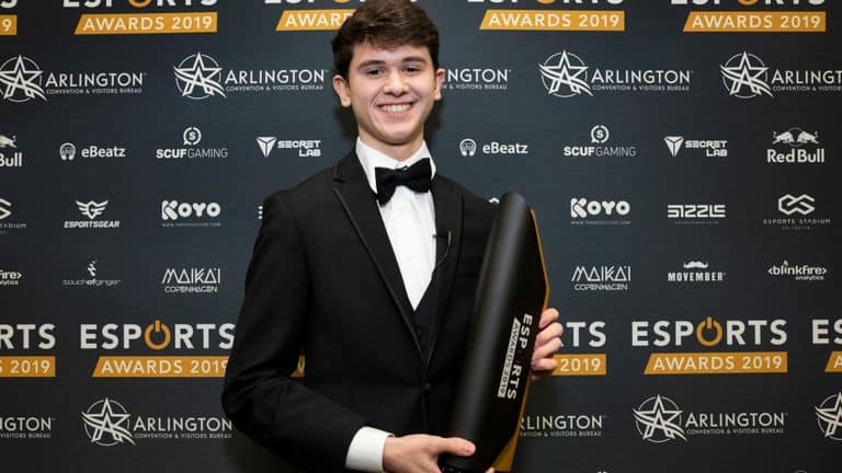 Giersdorf poses with his trophy at the esports awards 2019 