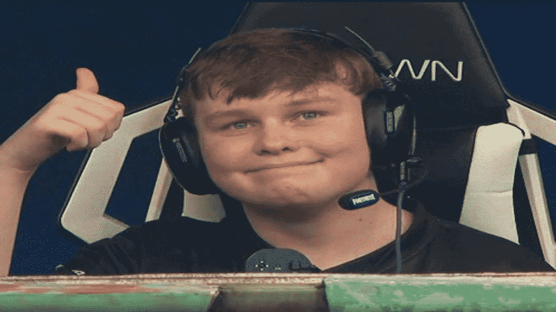 Benjy “benjyfishy” Fish give the camera a thumbs up before the start of the game