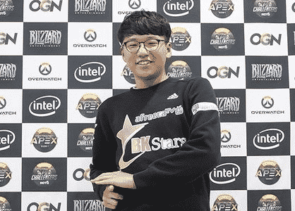 Kyungbo "Alarm" Kim poses for the camera with a smile during the Korean Contenders season