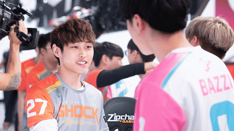 Dong-Jun “Rascal” Kim shakes hands with an opponent at an Overwatch League Homestand