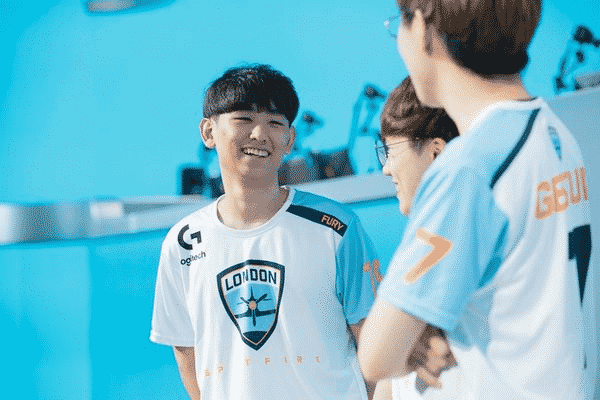 Kim “Fury” Jun-Ho smiles at fellow London Spitfires ahead of an OWL game. 