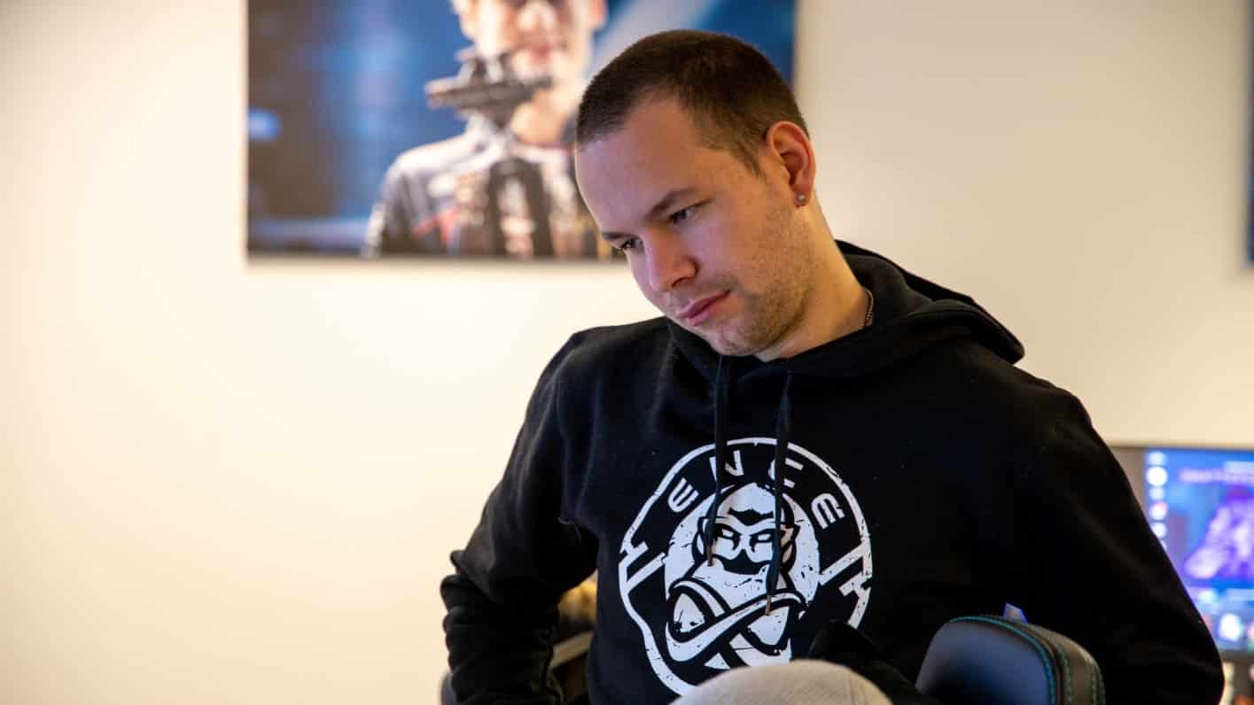 Alun stands, watching a game of CS:GO on a monitor