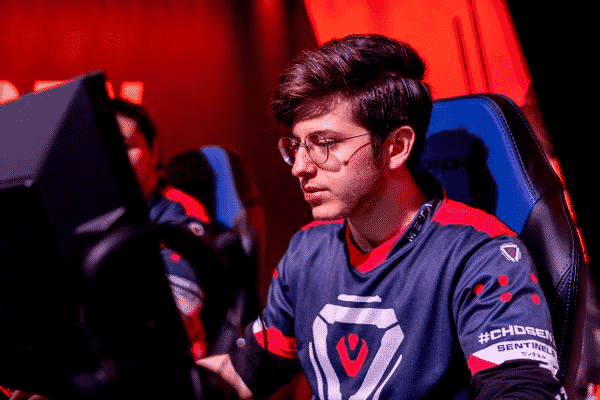 Jared “Zombs” Gitlin sits in front of the PC during a game of Apex Legends