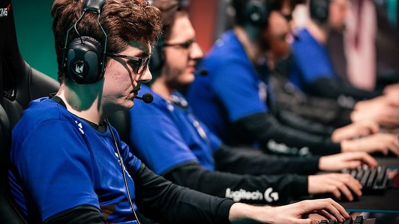 Alphari and the rest of the Origen LEC squad lined up on computers
