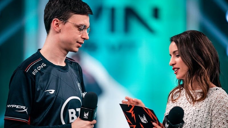 LoL player Caedrel doing an interview with Laure Valee