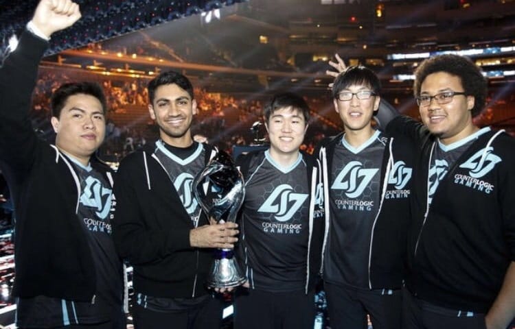 Xmithie, ZionSpartan, Pobelter, Doublelift and Aphromoo holding a trophy together and smiling