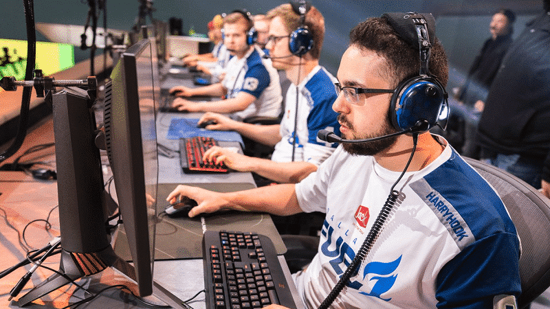  Jonathan "HarryHook" Tejedor behind the PC with fellow Dallas Fuel team mates 