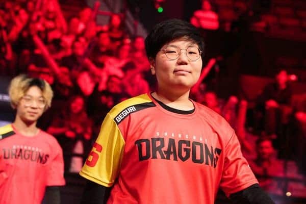 Se-yeon "Geguri" Kim walks on stage with fellow Shanghai Dragons team mates.