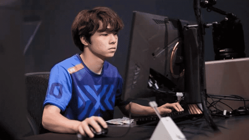 Libero at his PC, concentrates during a game of Overwatch