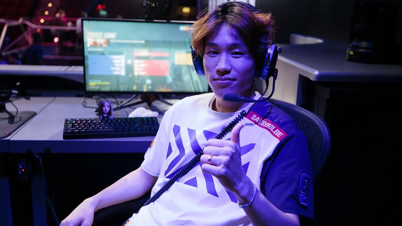 Team Captain, Jong-ryeol "Saebyeolbe" Park, sits at his PC with the monitor behind him, giving the camera a thumbs up sign.