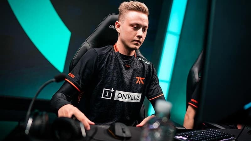 Fnatic ADC player Rekkles focused on a PC