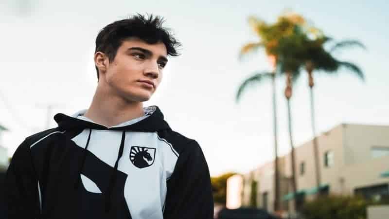 Pro Fortnite player Cented looking to the side in front of a palm tree