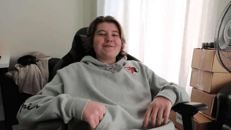 Pro Fortnite player Dubs leaning back in a chair with a smug smile