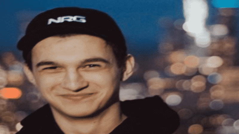 Pro Fortnite player Edgey smiling in front of a city landscape