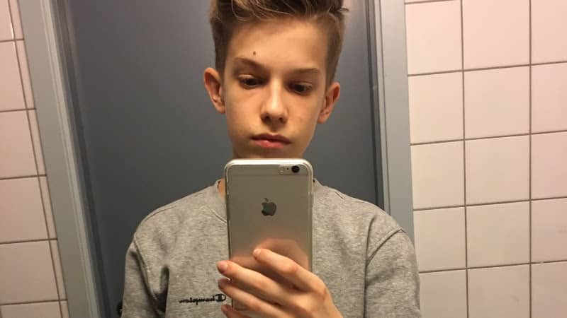 Pro Fortnite player Jannisz taking a mirror selfie with his Iphone