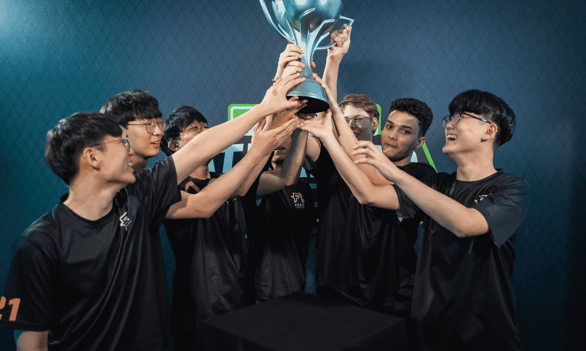 The roster from Fusion University hold up the trophy after taking victory at the Atlantic Showdown 2019