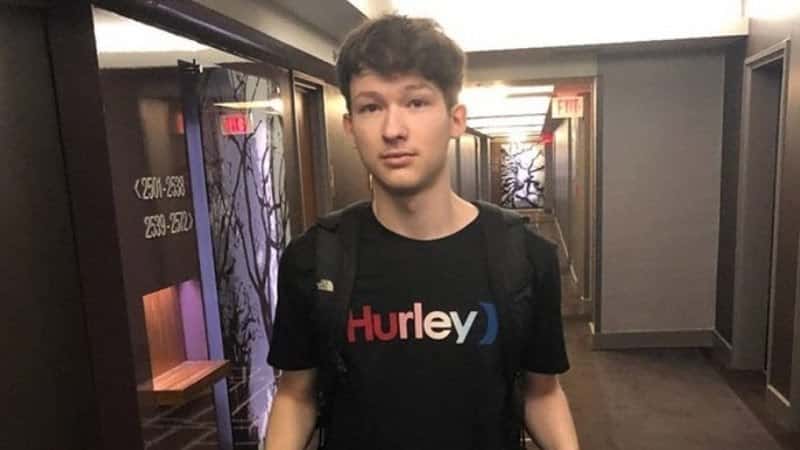 Pro Fortnite player Zexrow standing in a hallway