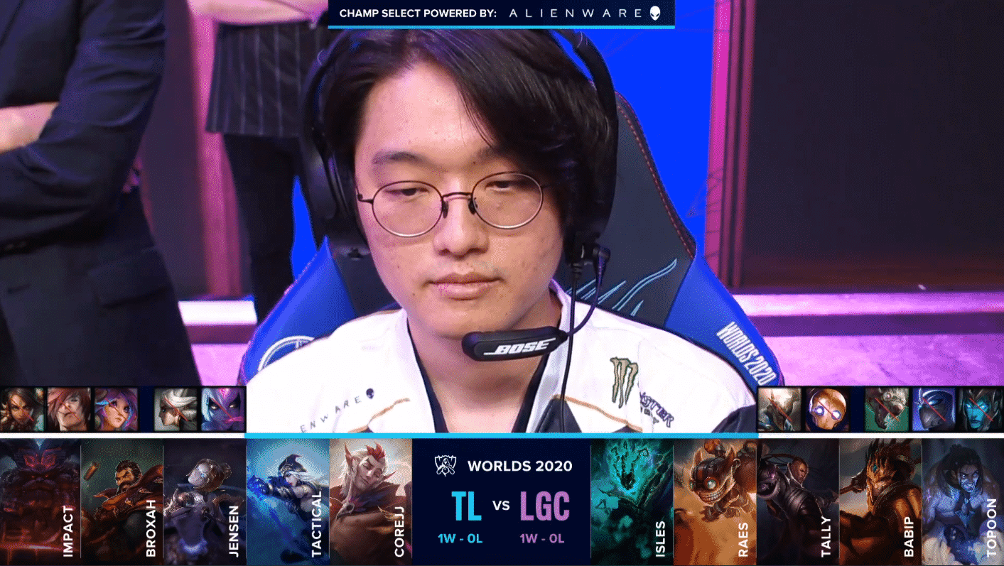 TL's CoreJJ looks calm and composed before his game against Legacy, with the team's drafts below