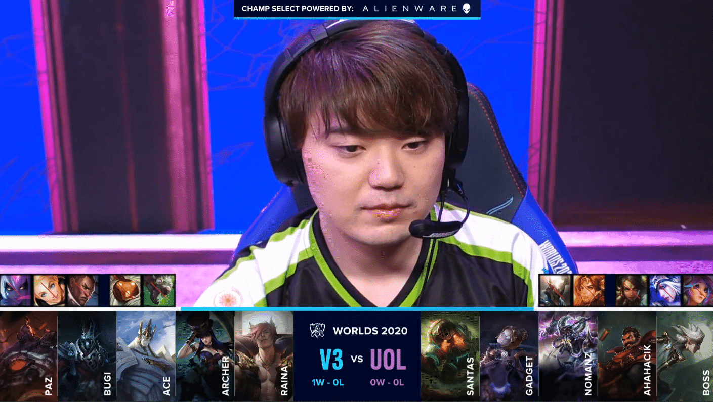 Shin "Raina" Okubo waiting to start a Worlds match with the V3 and UOL drafts below