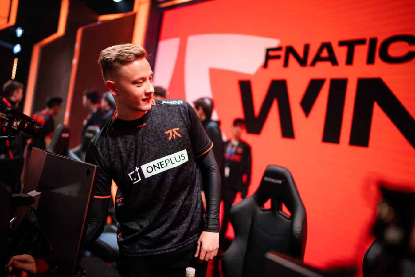 Rekkles stands up from behind his PC after Fnatic claim a victory