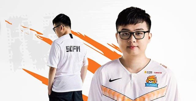 sofM stands against a white background in his Suning Esports jersey