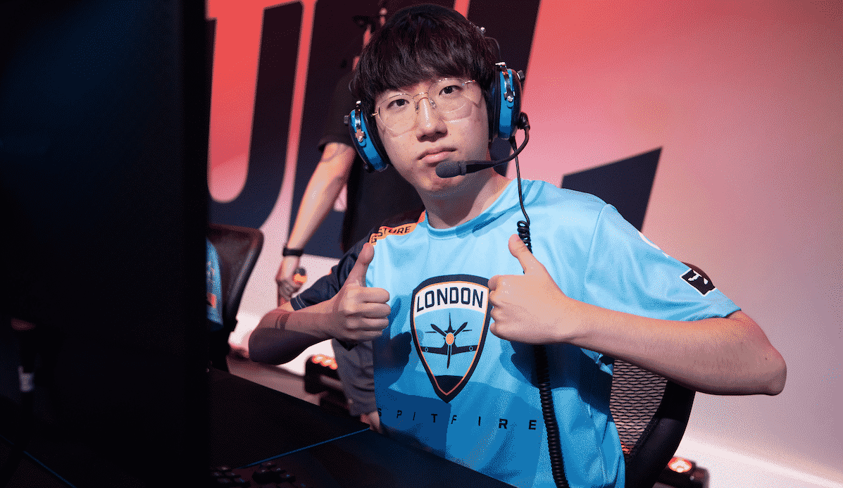 London Spitfire player Jaehui "Gesture" Hong holds two thumbs up on stage