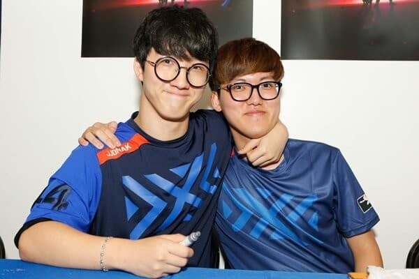 Pro Overwatch League player Taesung "Anamo" Jung and Sung-hyeon "JJoNak" Bang put their arms over each others shoulders and smile in their NYXL jerseys