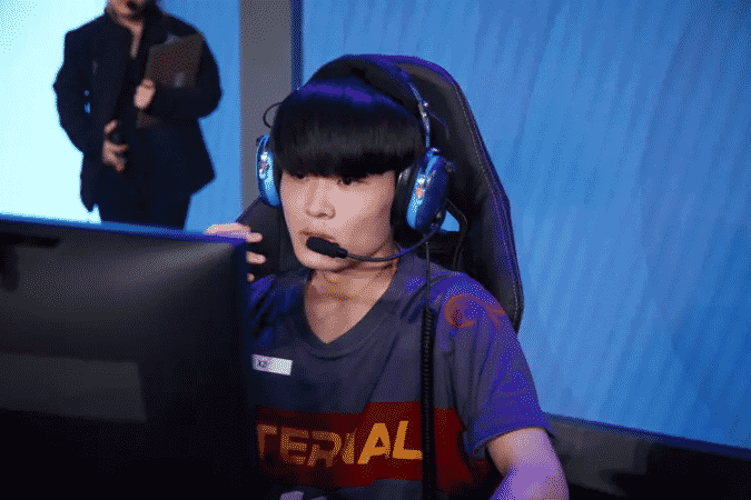 Overwatch League player Ki-hyo "Xzi" Jung with his Paris Eternal jersey in front of a computer