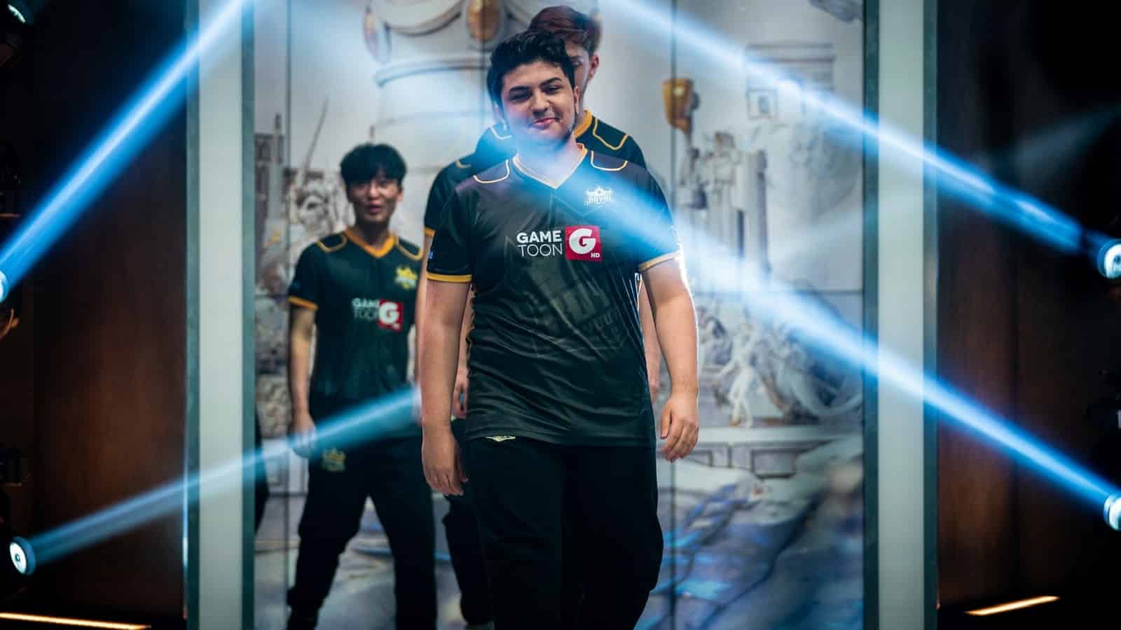 Pro LoL player írfan Berk “Armut” Tukek walking through a series of lights in a SuperMassive journey and his teammates following behind him