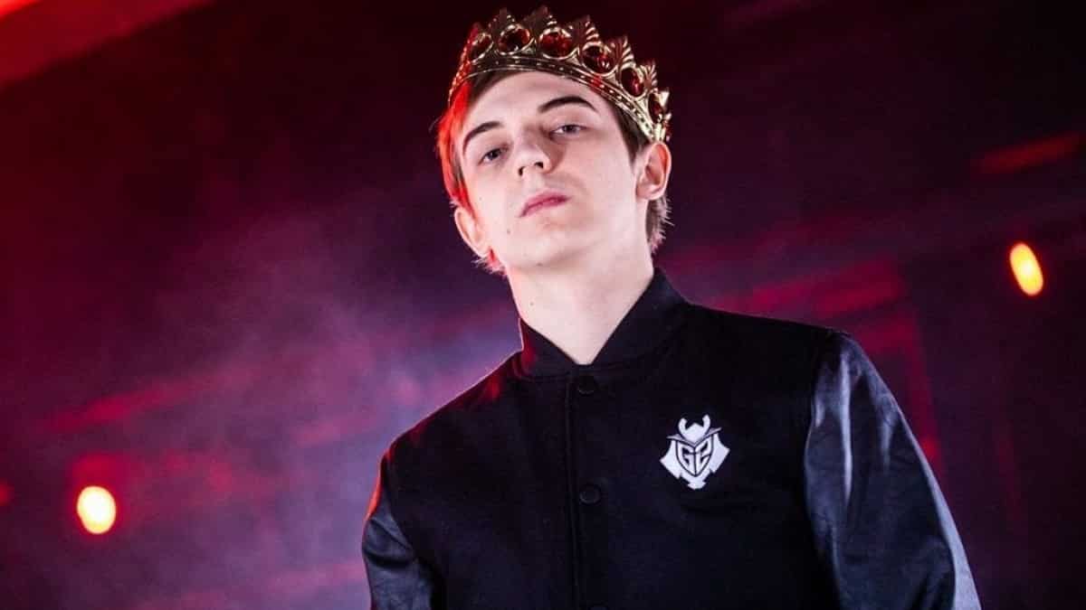 G2 Esports' mid laner Rasmus "Caps" Borregaard Winther looking down at the camera with a crown on his head