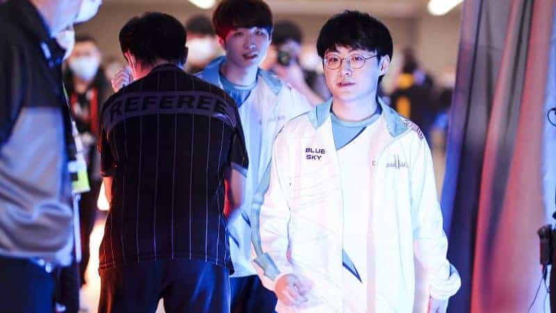 Damwon Gaming's mid laner Heo "ShowMaker" Su walking through a crowd with teammate Ghost at the 2020 World Championship Finals