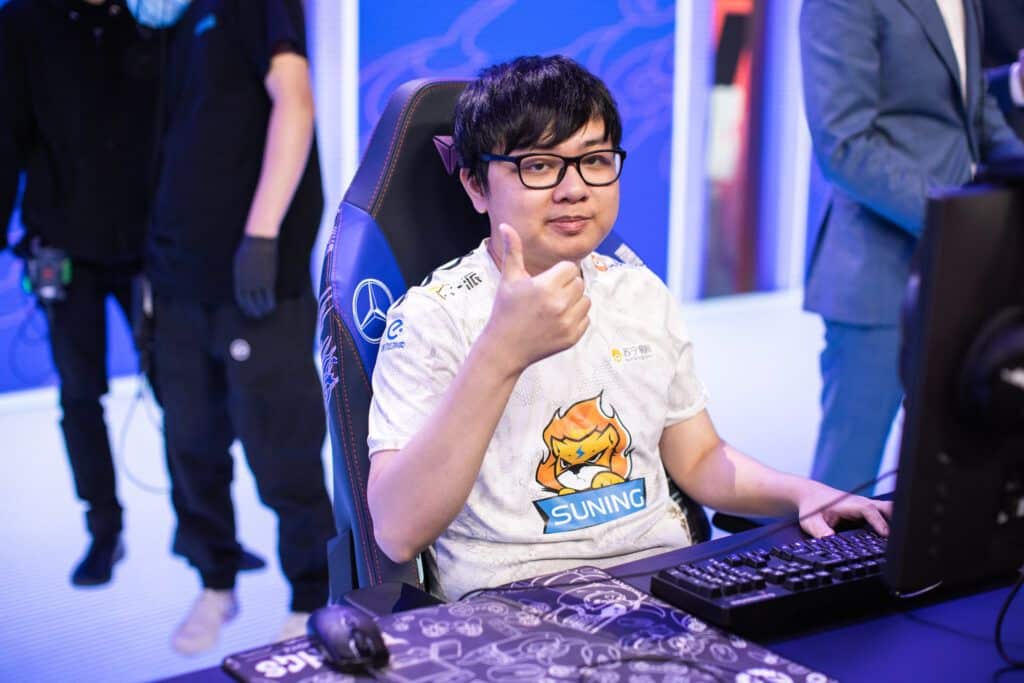 Suning's jungler Lê "SofM" Quang Duy sits at a PC and gives the camera a thumbs up at the 2020 LoL World Championship