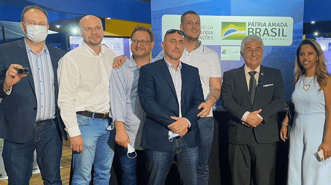 Danylo “Zeus” Teslenko poses for a photo with Brazilian business and political leaders