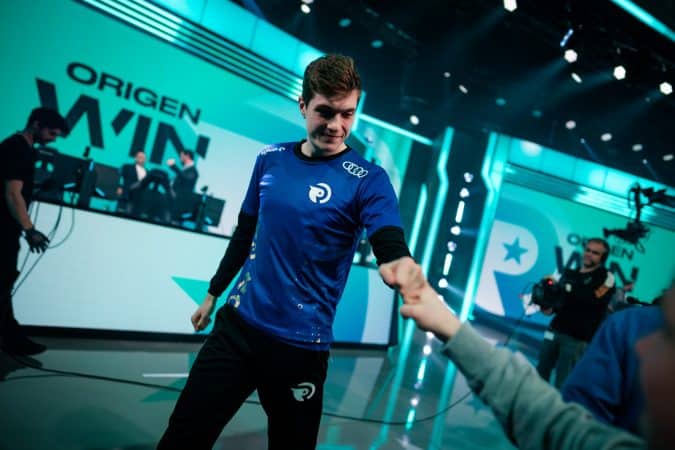 Alphari fist bumps a fan as he exits the stage after a match with Astralis