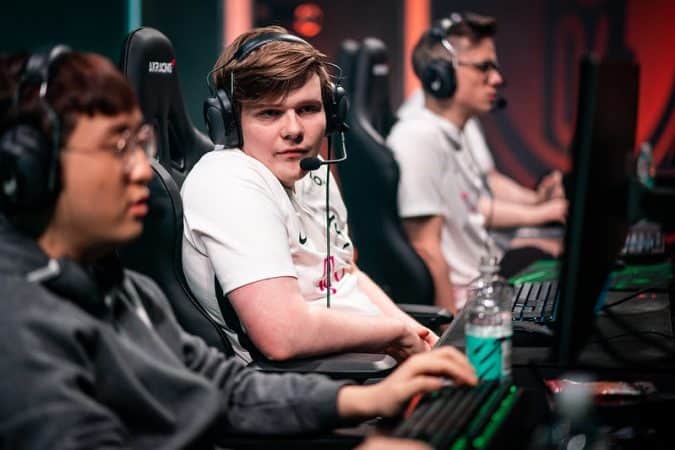 Jenas looks over at a team mates screen during a game of League of Legends