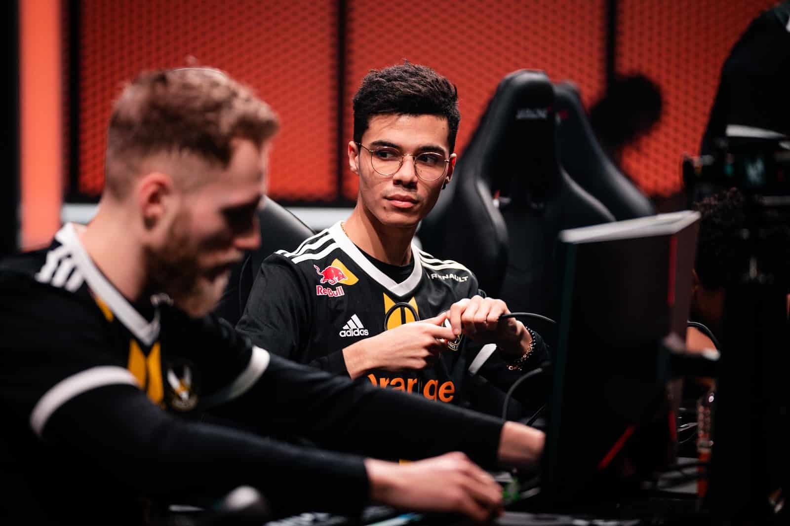 Skeanz looks over toward a team mate while setting up for a series with Team Vitality