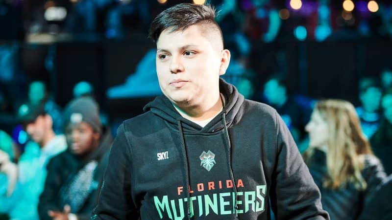 Cesar "Skyz" Bueno walks through the crowd at a live event