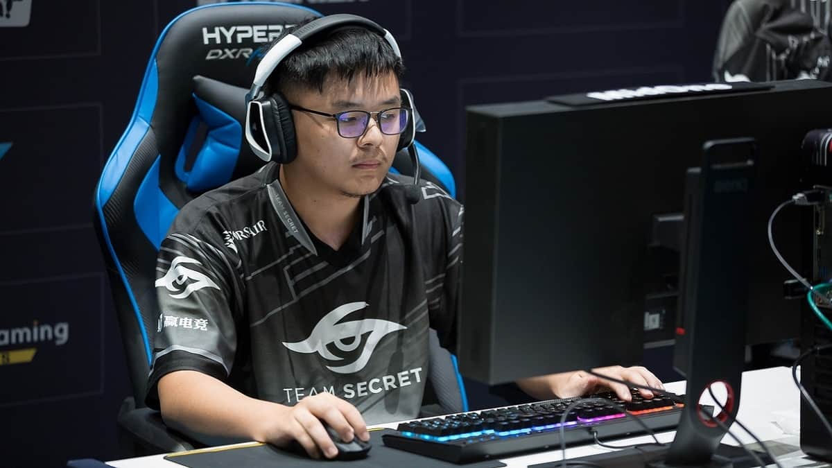 Pro Dota 2 player Yeik "MidOne" Nai Zheng plays a match at a PC at the 2019 EPICENTER Major.
