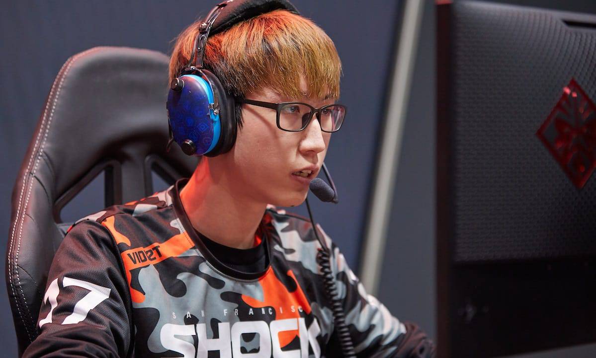 Pro Overwatch player Minki "Viol2t" Park focuses on playing an OWL match.