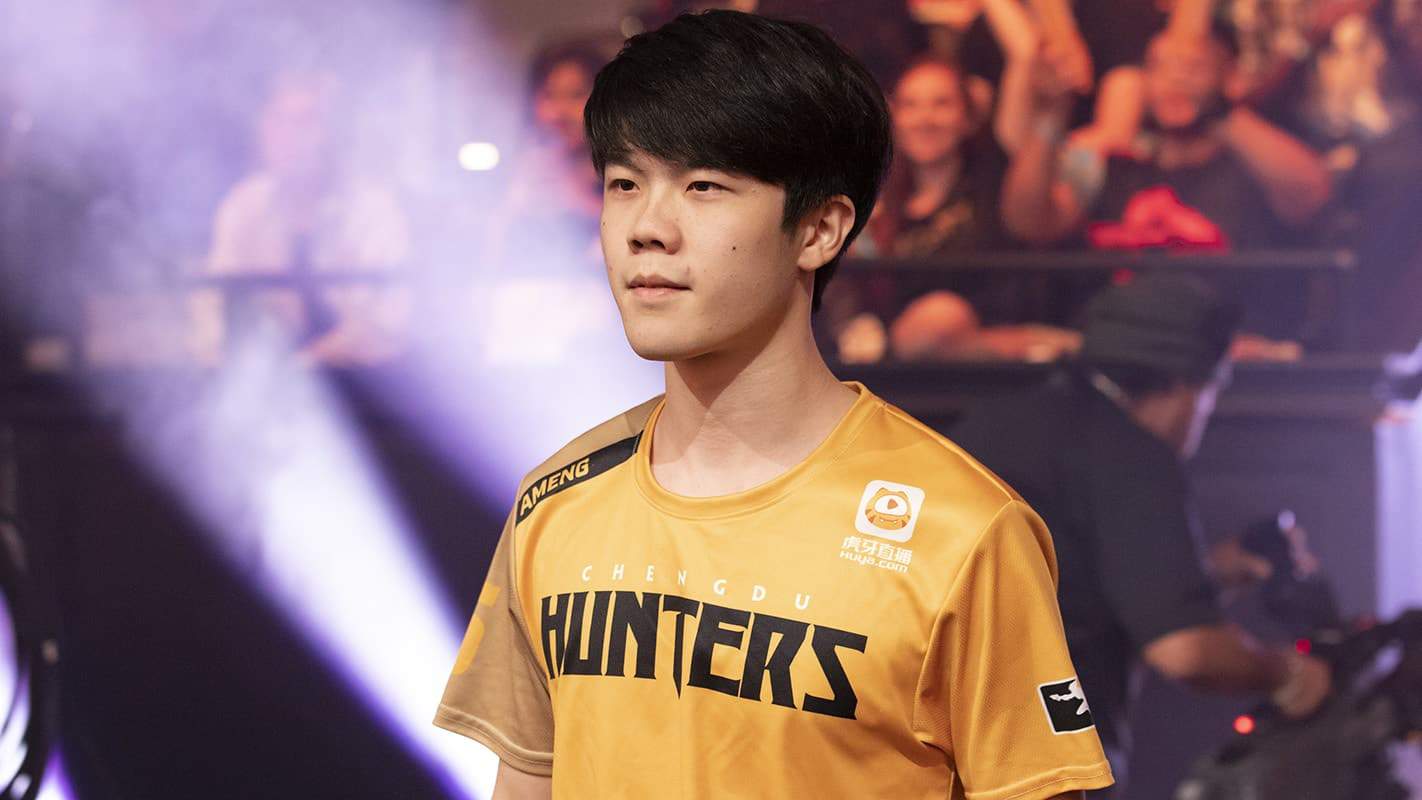 Overwatch player Ding "Ameng" Menghan walks out into the Overwatch League arena with a Chengdu Hunters jersey on.