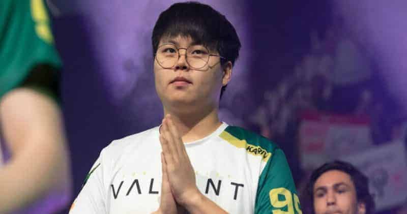 Pro Overwatch player Young-seo "KariV" Park holds his hands together while walking through the OWL arena.