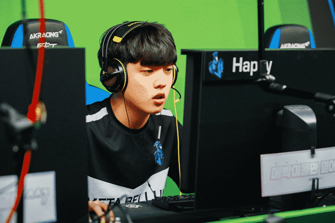 Jung-woo "Happy" Lee competes in a game of Overwatch