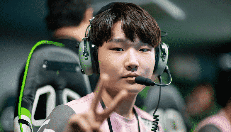 Hee-su "Heesu" Jeong makes a peace sign for the camera during a break between games