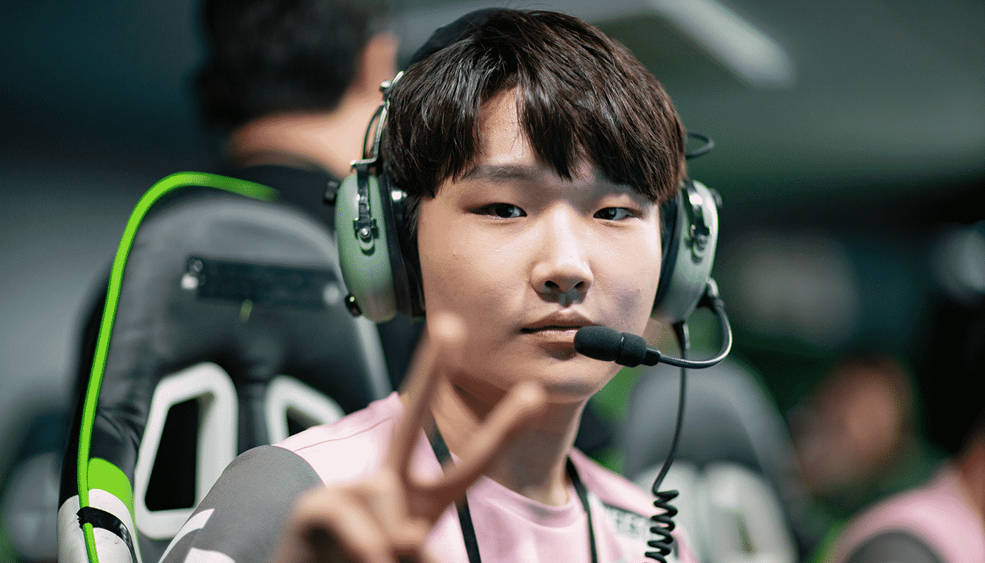 Hee-su "Heesu" Jeong makes a peace sign for the camera during a break between games