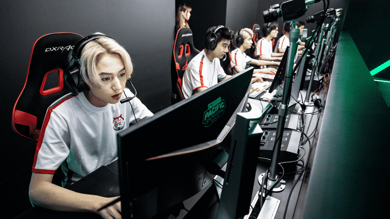 Qi "Wya" Haomiao behind the screen during a game of Overwatch