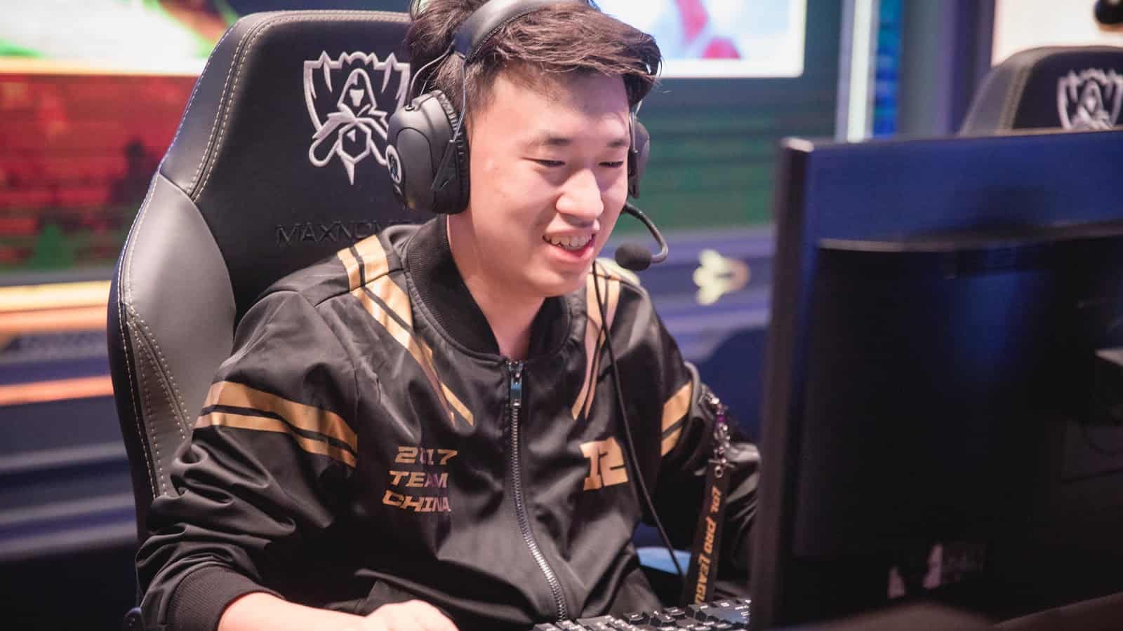 RNG Li “Xiaohu” Yuan-Hao smiles in front of his PC at the LoL World Championship.