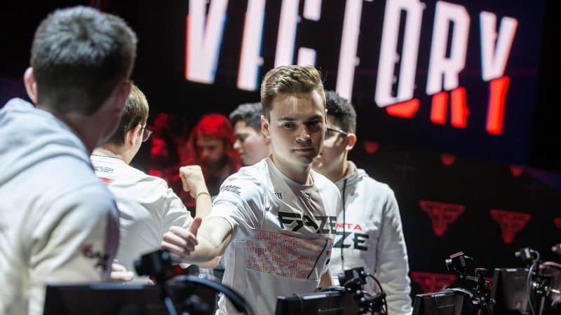 Tyler “aBeZy” Pharris fist bumps an ATL FaZe teammate after a win.